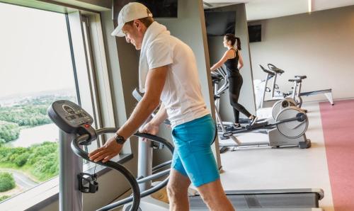 a man and a woman in the gym at Van der Valk Hotel Düsseldorf in Düsseldorf