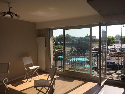 d'un balcon avec des chaises et une vue sur la piscine. dans l'établissement Appartement à Trouville sur mer, à Trouville-sur-Mer