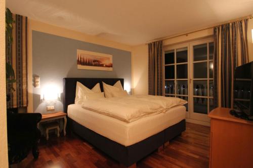a hotel room with a bed and a window at Villa Wellness Homes in Mötz