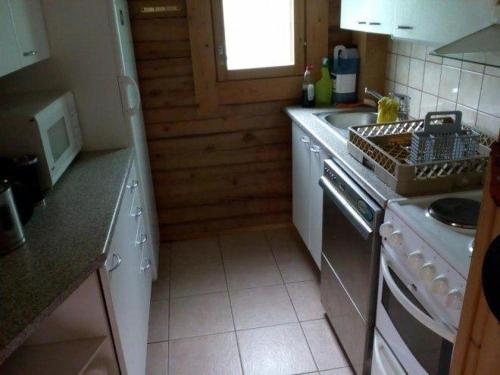 Dapur atau dapur kecil di Hirsimökki Tuurin kyläkaupan lähellä