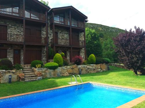 una casa con piscina frente a un patio en Casa adosada con piscina en Isòvol, en Isóbol