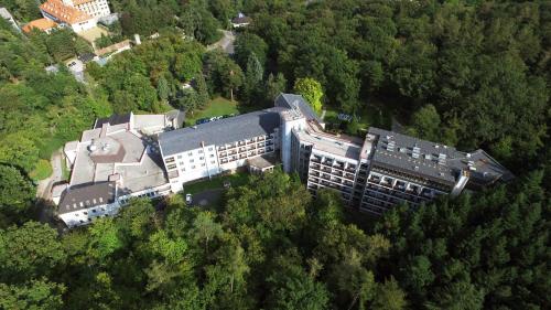 widok na budynek w środku lasu w obiekcie Hotel Lövér Sopron w mieście Sopron