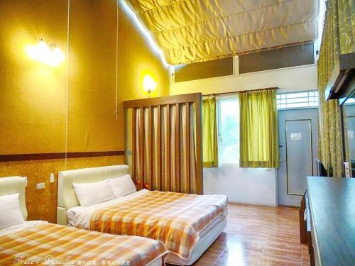 a hotel room with two beds and a kitchen at Maylin B&B in Xinshe