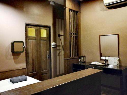 La salle de bains est pourvue de 2 lits, d'un miroir et d'un lavabo. dans l'établissement Niras Bankoc Hostel, à Bangkok