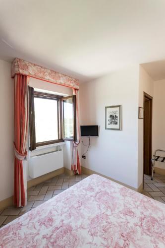 a bedroom with a large bed and a window at Masseria Ruri Pulcra in Patù