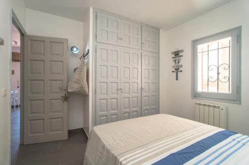 ベグールにあるST-5のベッドルーム1室(白いドア2つ、ベッド1台付)
