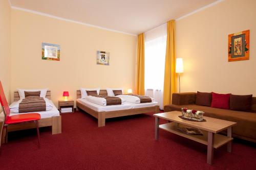 salon z 2 łóżkami i kanapą w obiekcie Apartment Abendstern w Berlinie