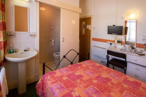 ブラックプールにあるBrooklands Over 50's Onlyのバスルーム(ベッド1台、洗面台、トイレ付)
