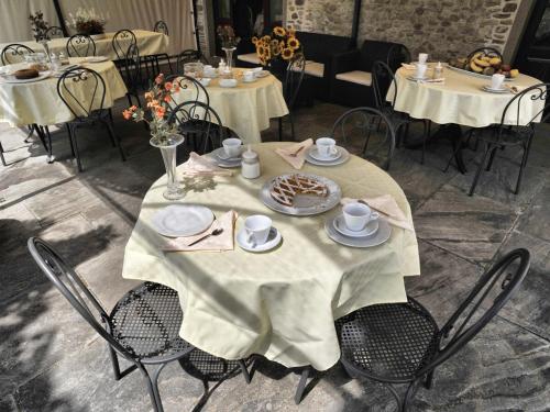 een tafel met een bord eten erop bij Il Cardo Resort in Anghiari