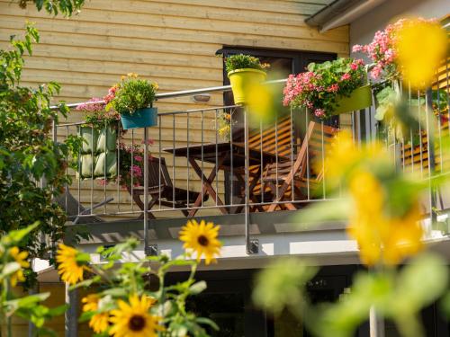 a balcony with flowers and plants on it at Bed and Breakfast Oase im Seetal in Gelfingen