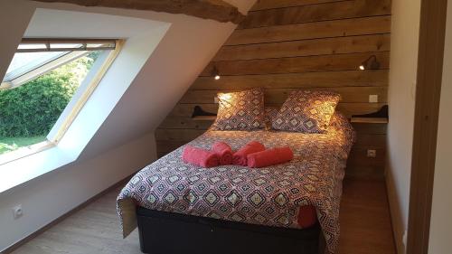 Lailly-en-ValにあるGîte des colverts - location de vacances proche Chambord - 3 étoilesのベッドルーム1室(赤い靴のベッド1台付)