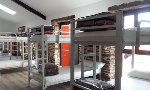 Postel nebo postele na pokoji v ubytování Albergue Monte Aro
