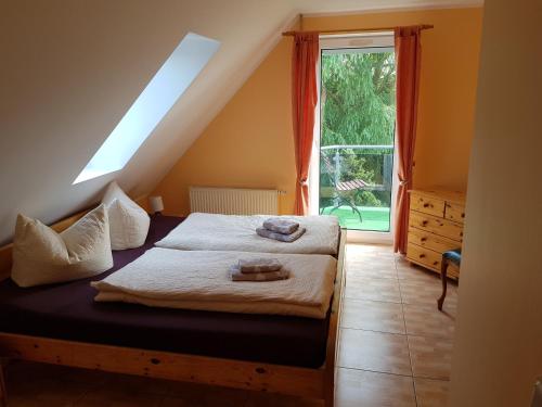 オストゼーバート・ニーンハーゲンにあるTwee Linden Nienhagenのベッドルーム1室(ベッド1台、大きな窓付)