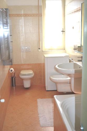 a bathroom with two toilets and a sink at Casa Laura in Alassio