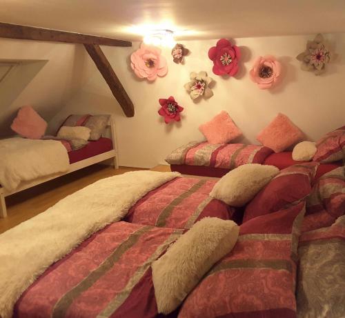 two beds in a room with flowers on the wall at DELUX duplex apartment in Maribor