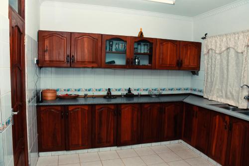 Kitchen o kitchenette sa Wakawaka House