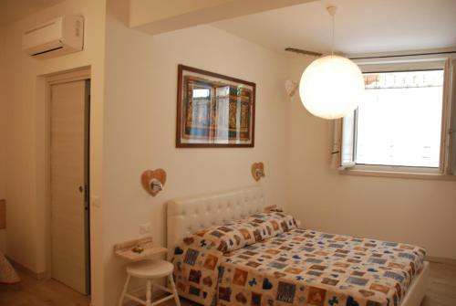 1 dormitorio con cama y ventana en Casa Anita, en Limone sul Garda