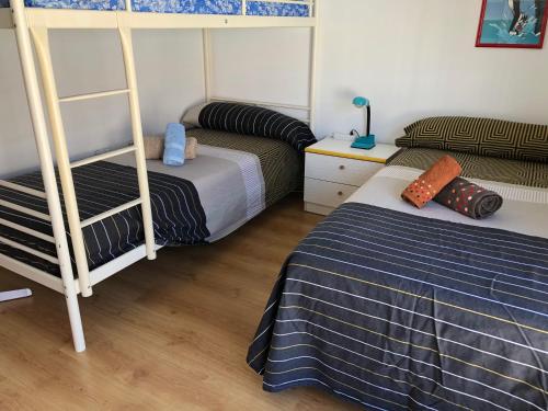 1 dormitorio con 2 literas y suelo de madera en Apartamento Estrella Rural, en Lumpiaque