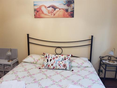 a bedroom with a bed with a picture on the wall at Agriturismo Al Nido Degli Aironi in Sanremo