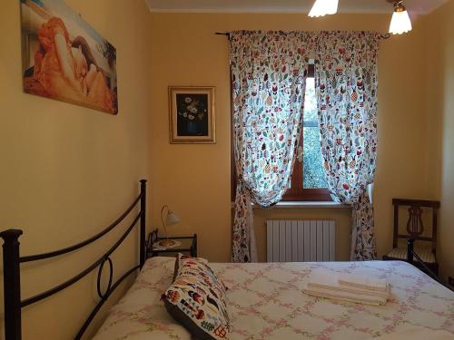 sypialnia z łóżkiem i oknem w obiekcie Agriturismo Al Nido Degli Aironi w San Remo