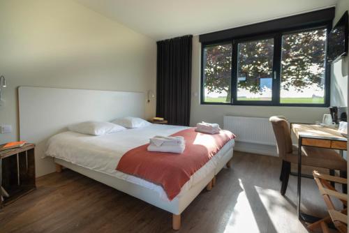 l'AERODROME DE LA BAIE DE SOMME في Buigny-Saint-Maclou: غرفة نوم عليها سرير وفوط