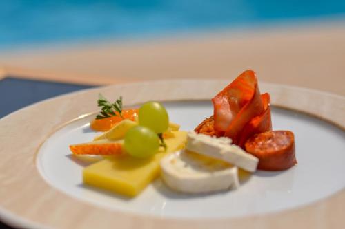 Makanan di atau berdekatan hotel