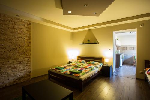Postel nebo postele na pokoji v ubytování Türkiz Apartman