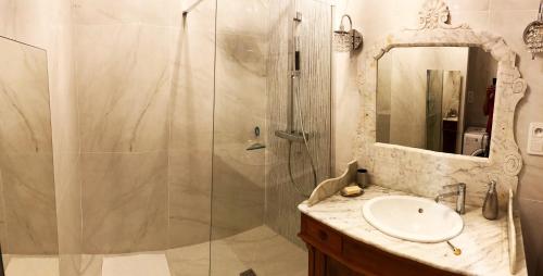 une salle de bain avec douche et lavabo dans l'établissement Le Solemar, à Cassis