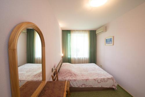 イヴァノヴォにあるApartment on Lenina 98のベッドルーム(鏡、ベッド付)