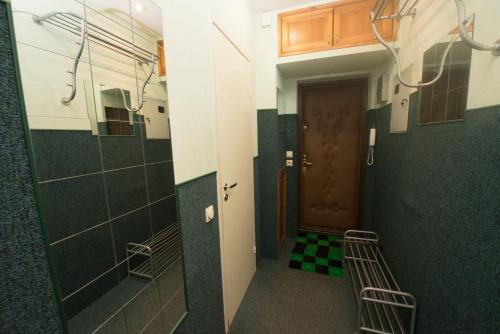 イヴァノヴォにあるApartment on Lenina 98の緑のタイルと茶色のドアが施されたバスルーム