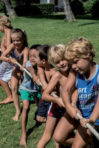 a group of young children playing with a rope at Cormoran Residence in Villasimius