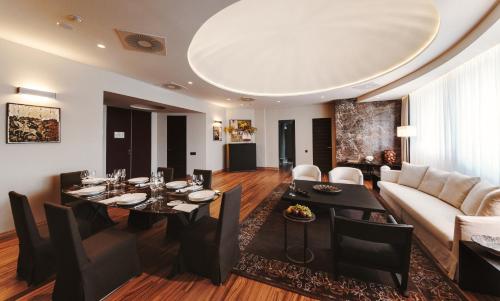 Ein Sitzbereich in der Unterkunft BERDS Hotel Chisinau - MGallery Collection