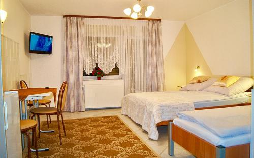 Un pat sau paturi într-o cameră la Dom Wczasowy Mrokon