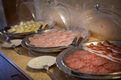 Comida en o cerca de este hotel