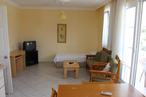 Habitación de hotel con cama y sala de estar. en Mavikosk en Dalyan