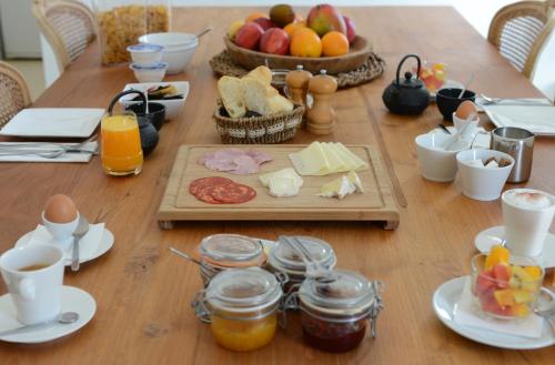 una mesa de madera con desayuno en Casa Mimi B&B Adults Only, en Gérgal
