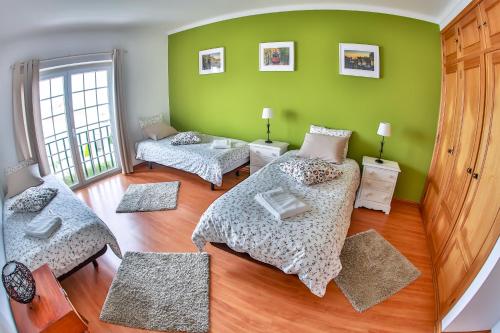 Un pat sau paturi într-o cameră la Liv In Ericeira Guest House