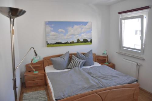 um quarto com uma cama com um quadro na parede em Appartment in Troisdorf-Sieglar em Troisdorf