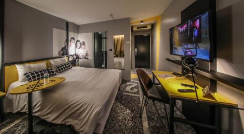 Televisyen dan/atau pusat hiburan di Ibis Styles Clermont-Ferrand République