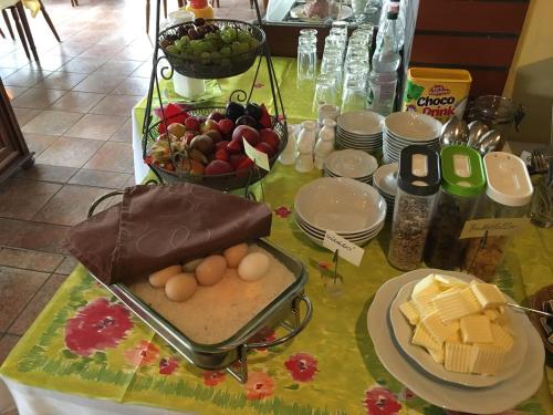 un tavolo con uova, formaggio e altri cibi sopra di Wolfshotel am Arendsee a Arendsee