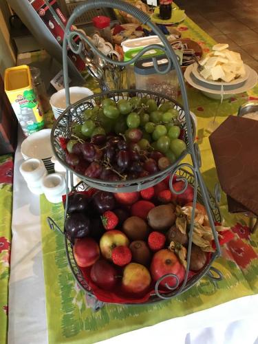 un mucchio di frutta in un cesto su un tavolo di Wolfshotel am Arendsee a Arendsee