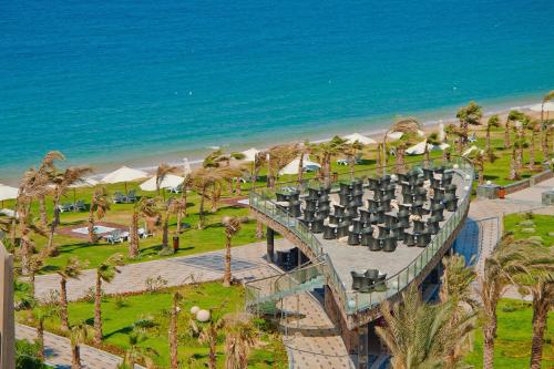 uma vista aérea de um resort com palmeiras e o oceano em Grand Ocean El Sokhna em Ain Sokhna