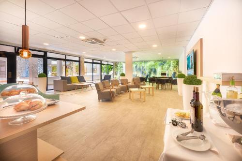 a lobby with a cafeteria with tables and chairs at Hotel Mirador Papagayo by LIVVO in Playa Blanca
