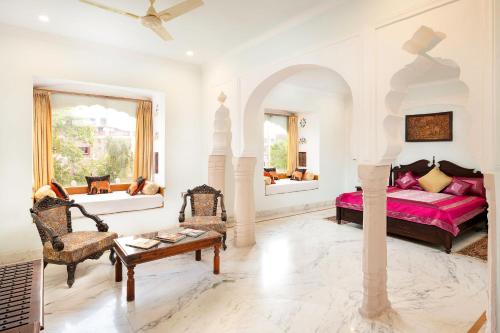 Postel nebo postele na pokoji v ubytování Hotel Rajasthan palace - A Boutique Heritage Hotel in Jaipur