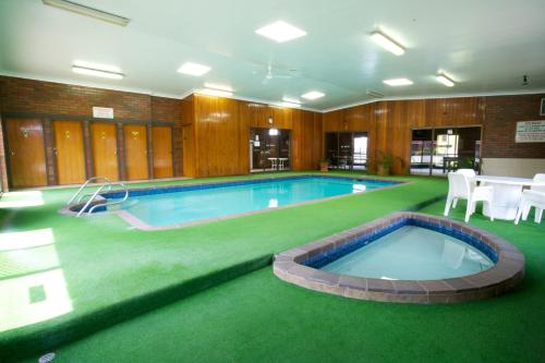 a large swimming pool in a building at Golden Grain Motor Inn in Horsham