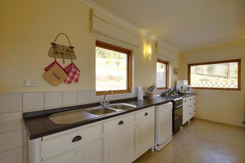 uma cozinha com um lavatório e uma bancada em Jolo Farm em Henburg Park