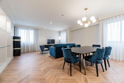 a dining room with a table and chairs at Eurostars Gran Hotel Lugo in Lugo