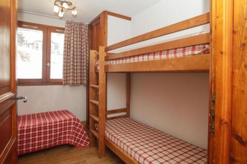 two bunk beds in a room with a window at Résidence Odalys Val-Claret in Tignes