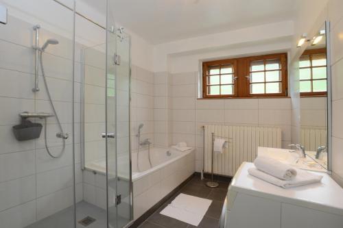 Un baño con bañera, lavabo y ducha. en KAYSERSBERG city center - COTE VIGNOBLE -, en Kaysersberg