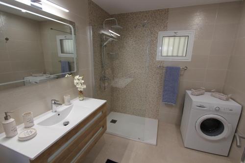 Ένα μπάνιο στο ViVaTenerife - Gorgeous villa with heated pool